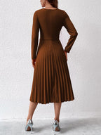Vestido Midi Manga Longa Acinturado Com Saia Plissada