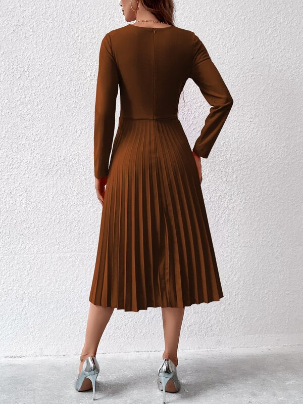 Vestido Midi Manga Longa Acinturado Com Saia Plissada