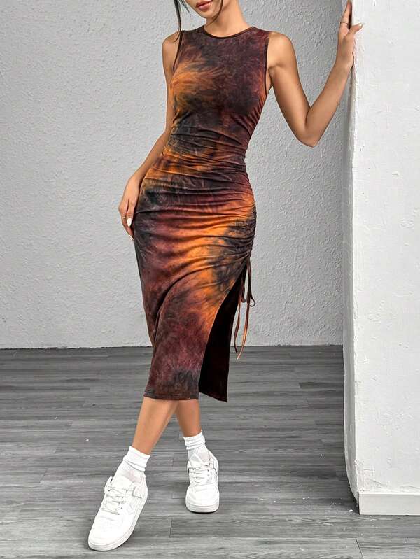 Vestido Midi Ajustado Com Franzido E Fenda Estampa Tie Dye
