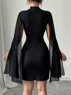 Vestido Curto Com Recorte No Decote E Manga Capa