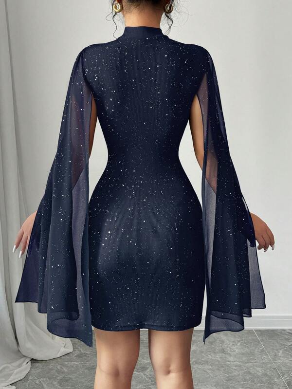 Vestido Curto Com Recorte No Decote E Manga Capa