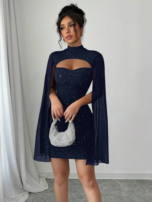 Vestido Curto Com Recorte No Decote E Manga Capa