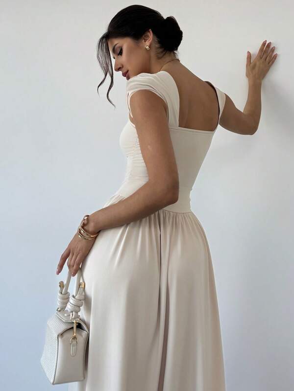Vestido Longo Decote Quadrado Com Saia Evasê Elegante