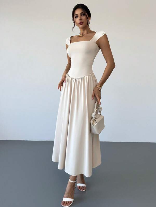 Vestido Longo Decote Quadrado Com Saia Evasê Elegante