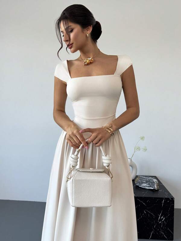 Vestido Longo Decote Quadrado Com Saia Evasê Elegante
