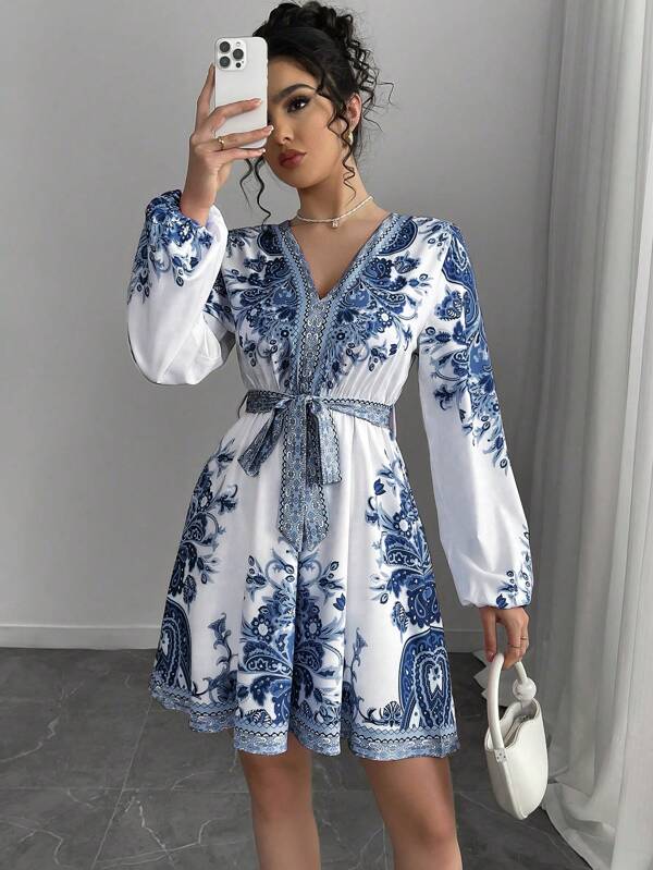 Vestido Curto Decote V Com Faixa E Estampa Étnica Boho