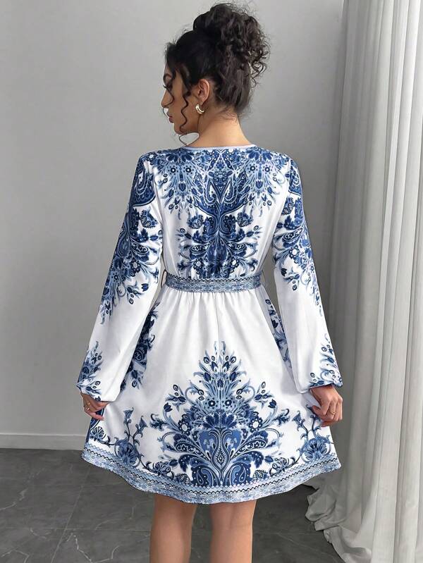 Vestido Curto Decote V Com Faixa E Estampa Étnica Boho