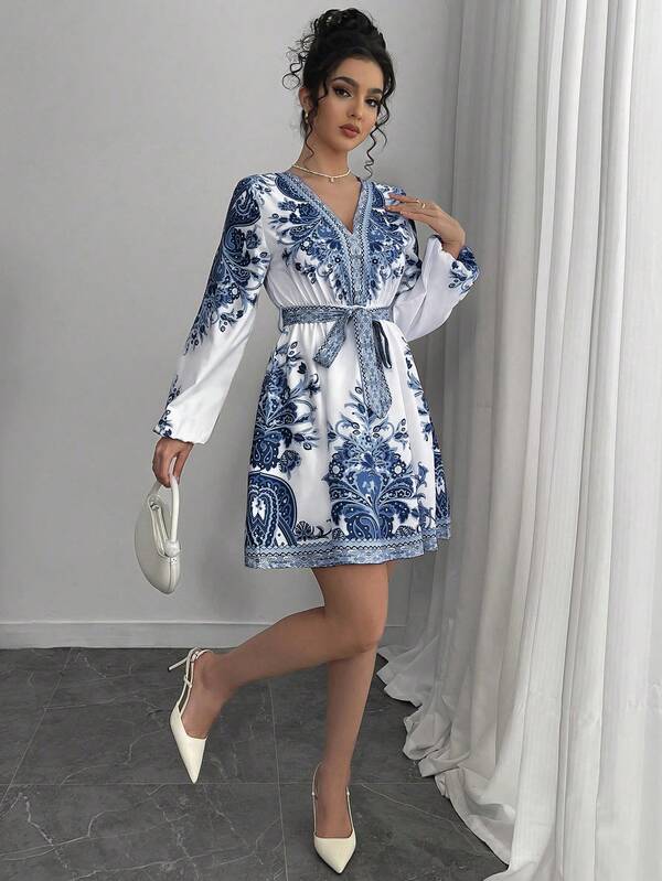 Vestido Curto Decote V Com Faixa E Estampa Étnica Boho