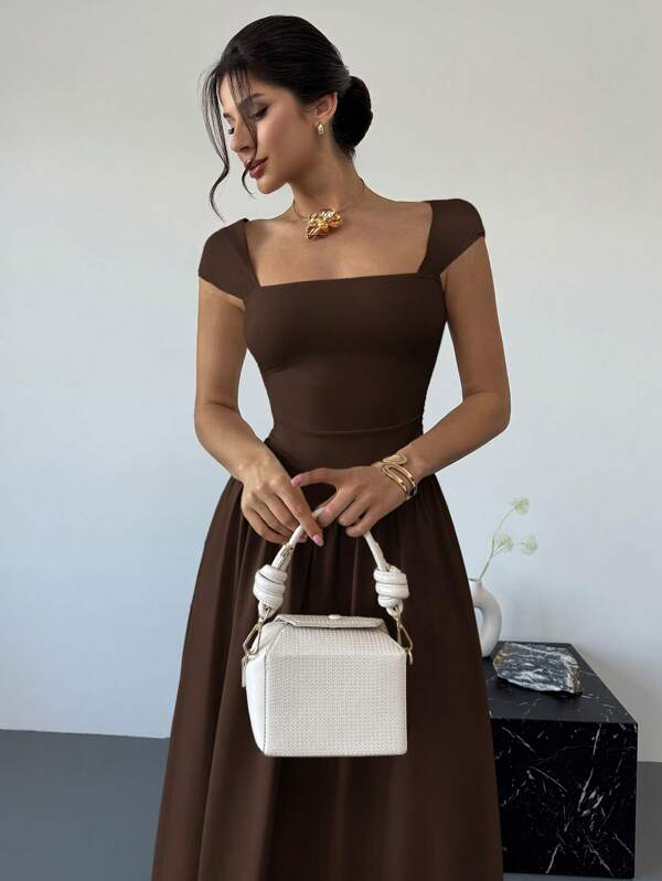 Vestido Longo Decote Quadrado Com Saia Evasê Elegante