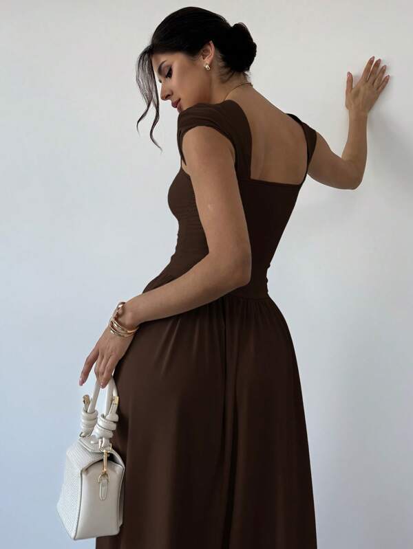 Vestido Longo Decote Quadrado Com Saia Evasê Elegante