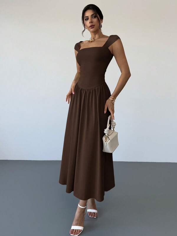 Vestido Longo Decote Quadrado Com Saia Evasê Elegante