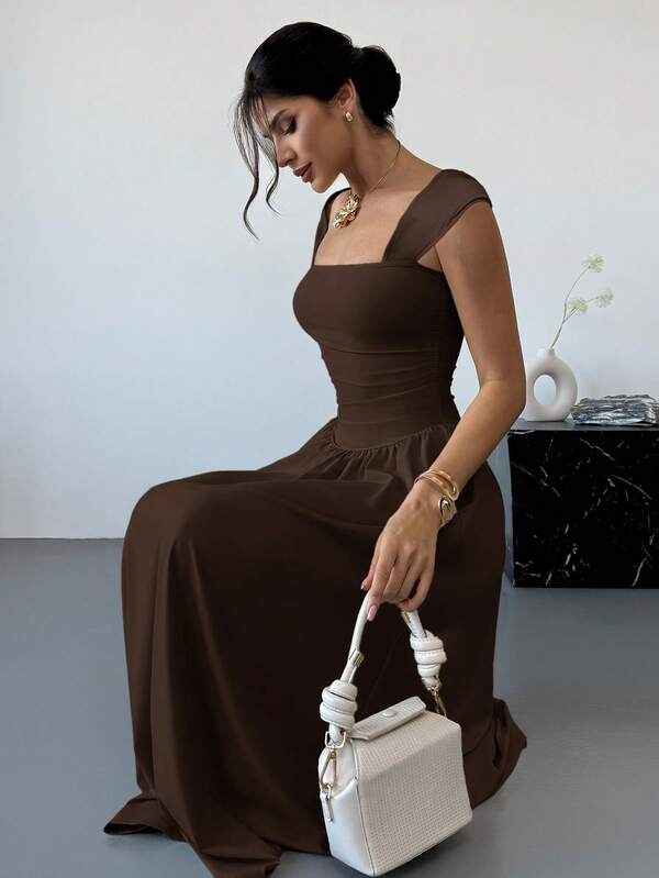 Vestido Longo Decote Quadrado Com Saia Evasê Elegante