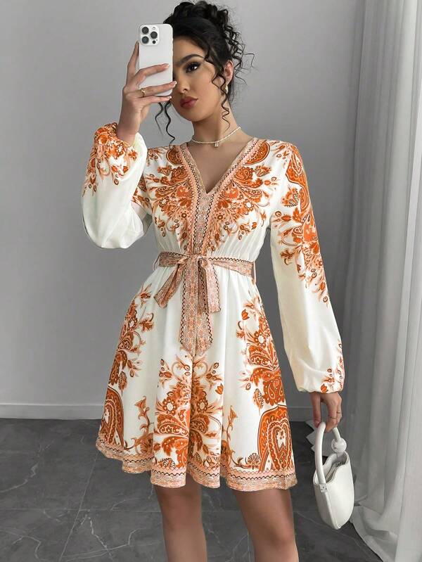 Vestido Curto Decote V Com Faixa E Estampa Étnica Boho