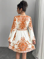 Vestido Curto Decote V Com Faixa E Estampa Étnica Boho