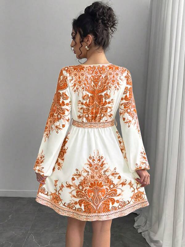 Vestido Curto Decote V Com Faixa E Estampa Étnica Boho