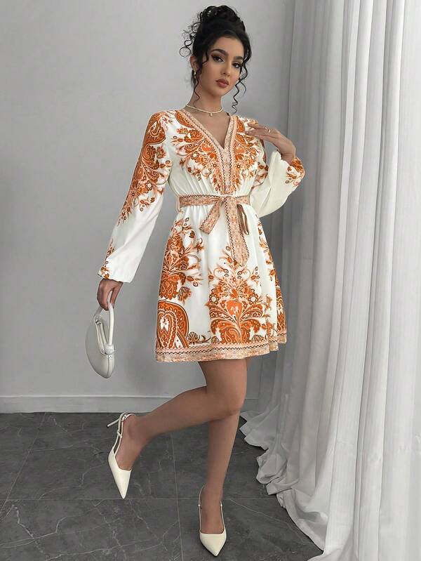 Vestido Curto Decote V Com Faixa E Estampa Étnica Boho