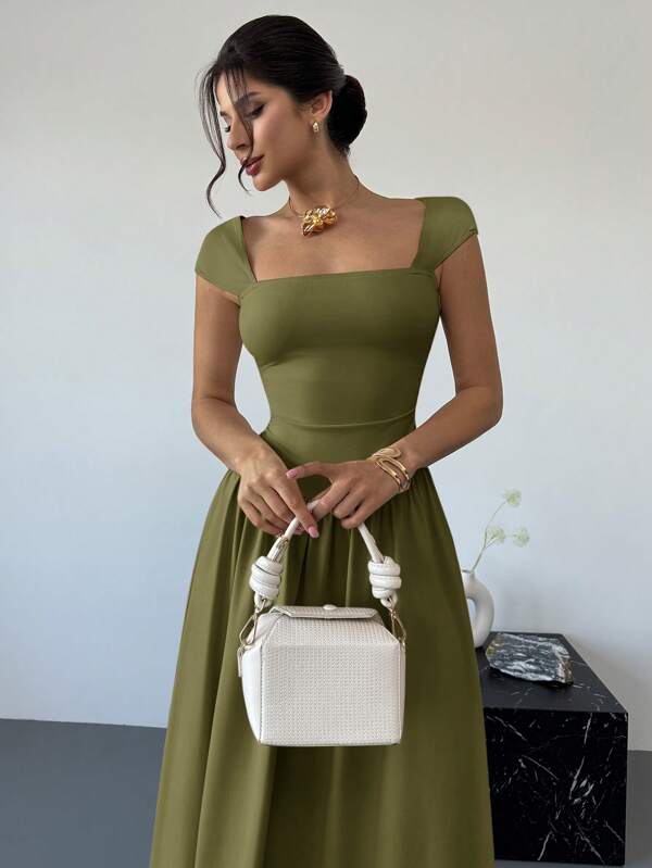Vestido Longo Decote Quadrado Com Saia Evasê Elegante