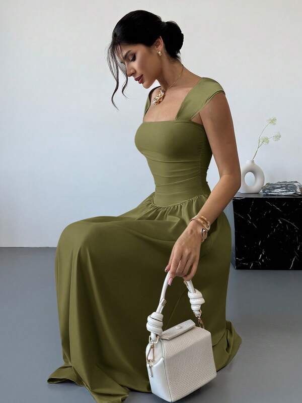 Vestido Longo Decote Quadrado Com Saia Evasê Elegante