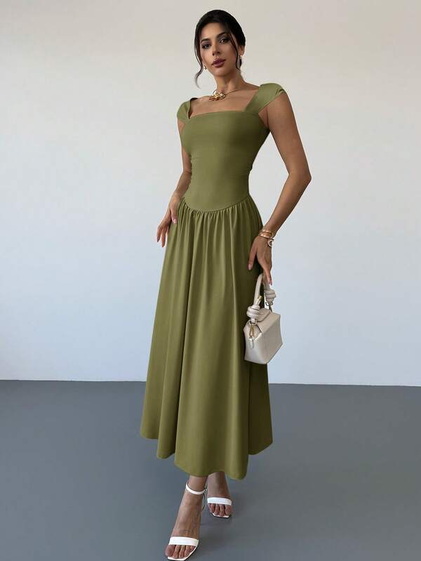 Vestido Longo Decote Quadrado Com Saia Evasê Elegante