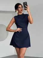 Vestido Curto Evasê Com Gola Alta E Recorte Lateral