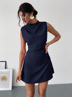 Vestido Curto Evasê Com Gola Alta E Recorte Lateral