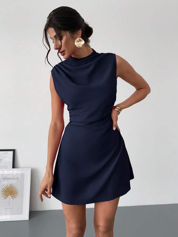 Vestido Curto Evasê Com Gola Alta E Recorte Lateral