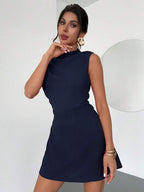 Vestido Curto Evasê Com Gola Alta E Recorte Lateral