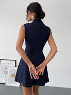 Vestido Curto Evasê Com Gola Alta E Recorte Lateral
