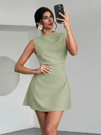 Vestido Curto Evasê Com Gola Alta E Recorte Lateral
