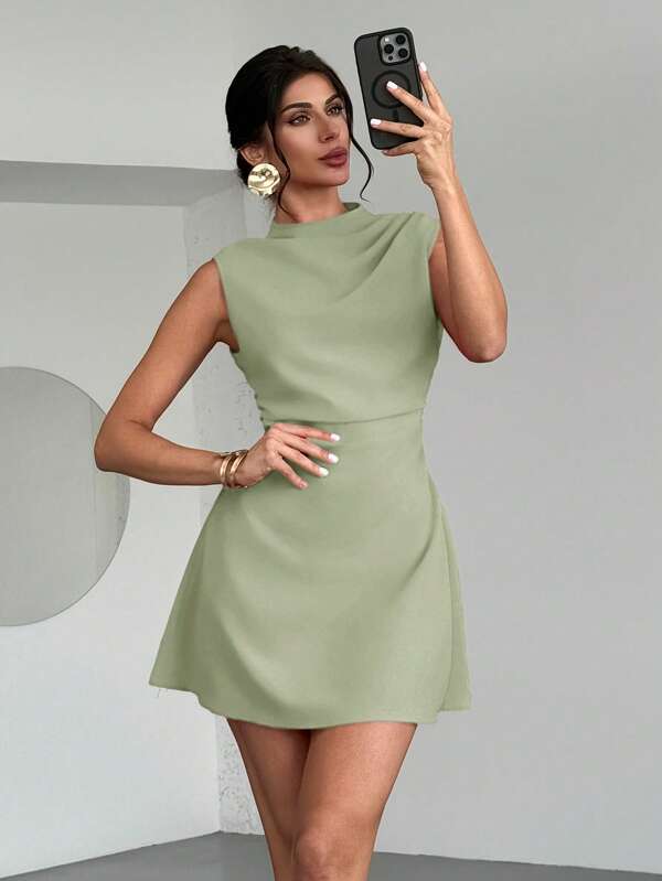 Vestido Curto Evasê Com Gola Alta E Recorte Lateral