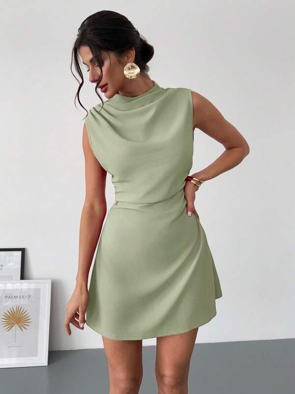 Vestido Curto Evasê Com Gola Alta E Recorte Lateral