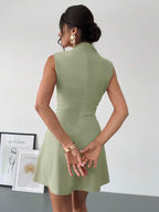 Vestido Curto Evasê Com Gola Alta E Recorte Lateral