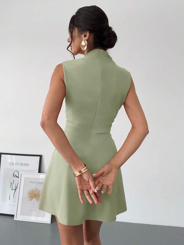 Vestido Curto Evasê Com Gola Alta E Recorte Lateral
