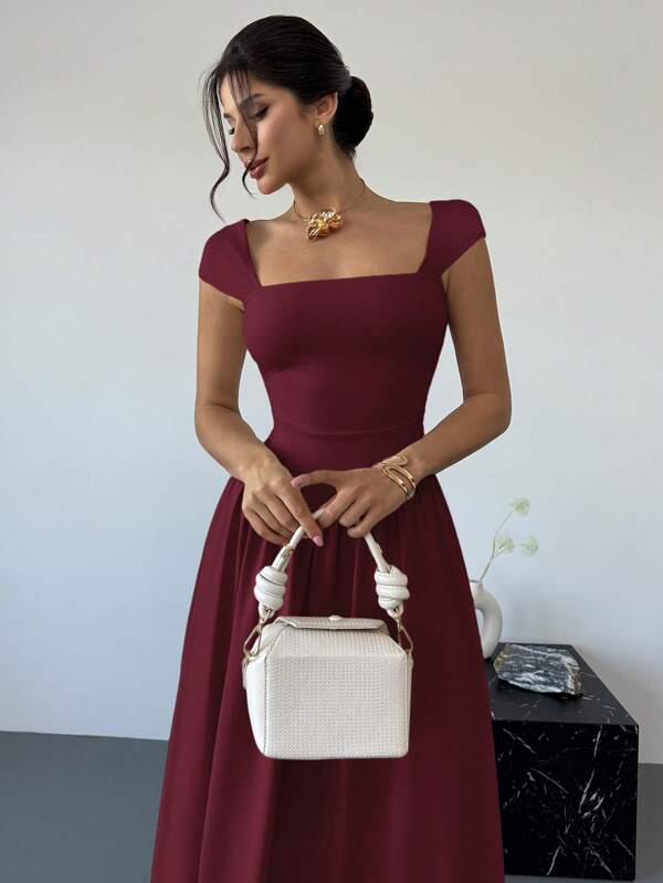 Vestido Longo Decote Quadrado Com Saia Evasê Elegante