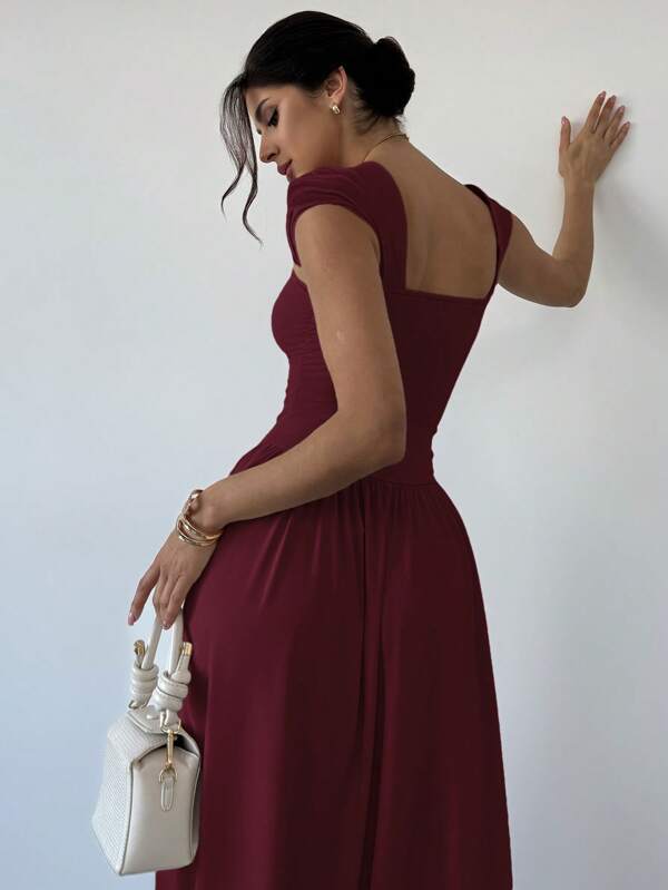 Vestido Longo Decote Quadrado Com Saia Evasê Elegante