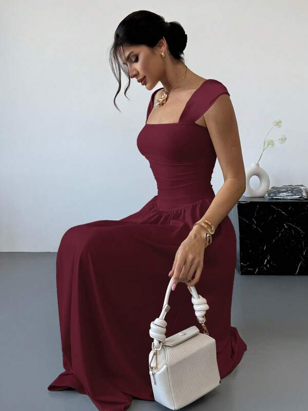 Vestido Longo Decote Quadrado Com Saia Evasê Elegante