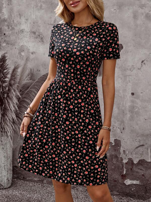 Vestido Curto Com Manga Curta E Estampa Floral Delicada