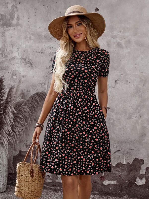 Vestido Curto Com Manga Curta E Estampa Floral Delicada