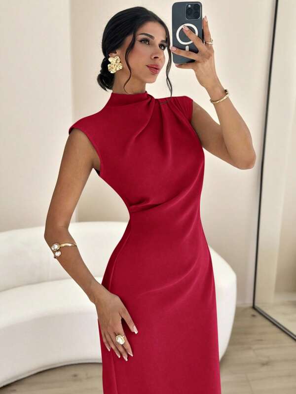 Vestido Midi Com Gola Alta E Drapeado Lateral