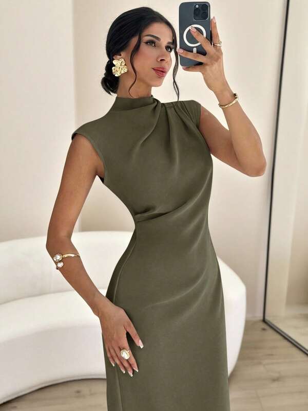 Vestido Midi Com Gola Alta E Drapeado Lateral