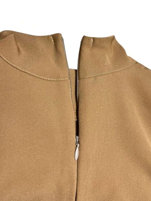 Vestido Longo Evasê Com Gola Alta E Botões