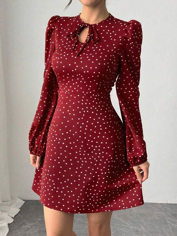 Vestido Curto Com Manga Bufante E Estampa Poá Elegante