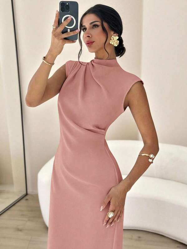 Vestido Midi Com Gola Alta E Drapeado Lateral
