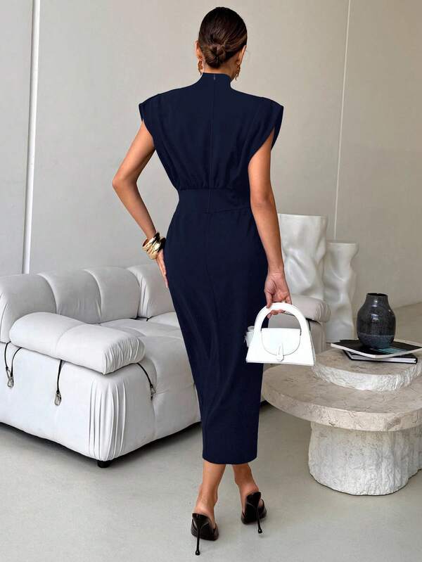 Vestido Midi Com Gola Alta E Cinto Geométrico