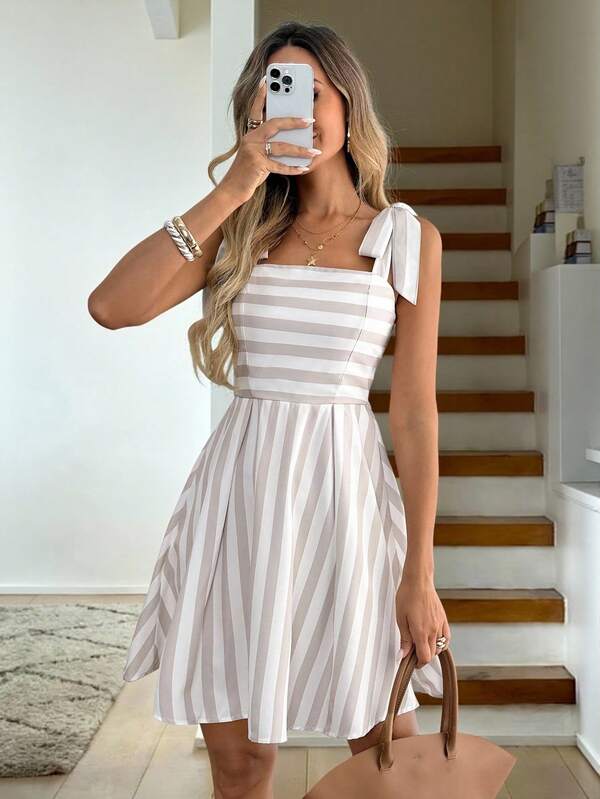 Vestido Curto Evasê Com Alças Largas E Estampa Listrada