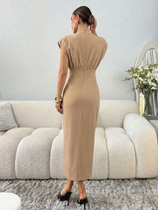 Vestido Midi Com Gola Alta E Cinto Geométrico