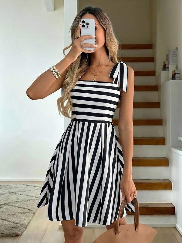 Vestido Curto Evasê Com Alças Largas E Estampa Listrada