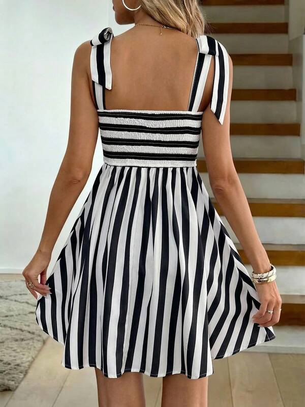 Vestido Curto Evasê Com Alças Largas E Estampa Listrada