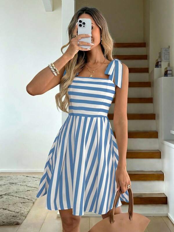 Vestido Curto Evasê Com Alças Largas E Estampa Listrada