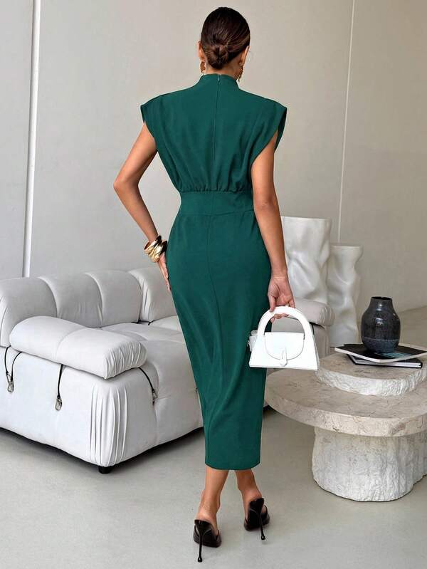 Vestido Midi Com Gola Alta E Cinto Geométrico